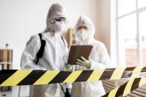 Adicional de insalubridade: dois funcionários utilizando equipamento para proteger de substâncias tóxicas em seu trabalho